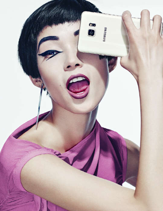 갤럭시 노트5-갤럭시 S6 엣지+ 화보 공개행사  삼성전자가 대화면 스마트폰 신제품 갤럭시 노트5와 갤럭시 S6 엣지+를 세계적인 패션 사진작가와 협업해 패션 감성으로 재해석한 화보를 13일(현지시간) 미국 뉴욕 소호에서 공개했다. 모델  샤오웬 주가 등장한 갤럭시 노트5, 갤럭시 S6 엣지+ 패션 화보